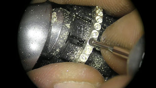 在戒指上镶嵌钻石