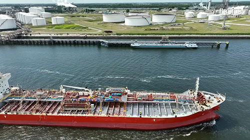 钻井平台和油轮