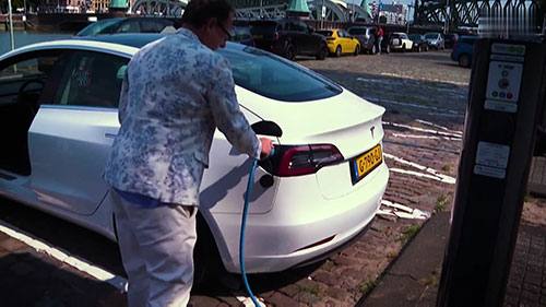 如何回收电动汽车电池