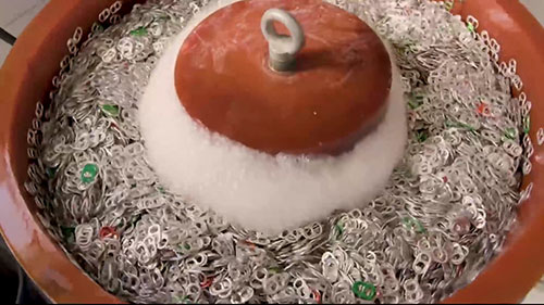 铝罐制成时尚手袋