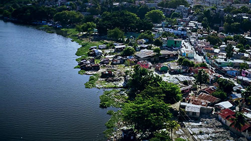 塑料垃圾和河流清理