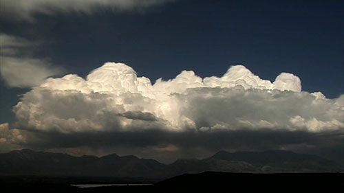 观察云层预测天气