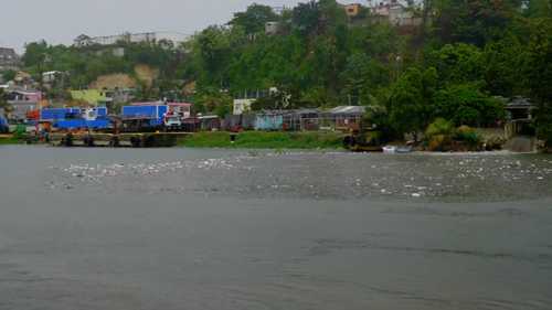 用河流拦截器清除垃圾