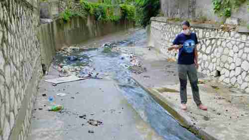 金斯敦的河道塑料清理