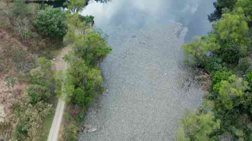 用垃圾拦截器清理海洋