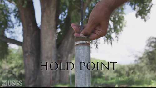 用钢卷尺测量地下水