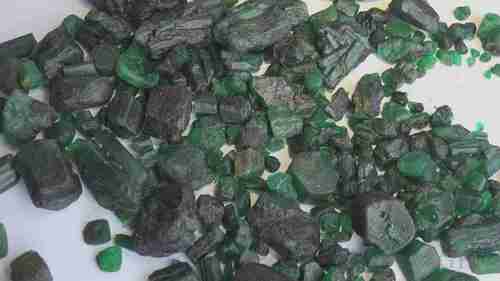 参观祖母绿宝石切割工厂