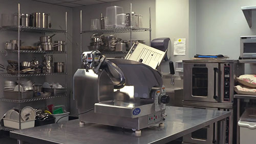 厨房安全：安全使用切肉机