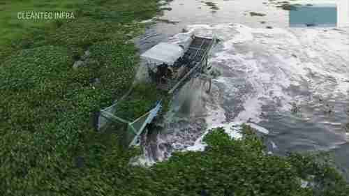 杂草收割机清理河道垃圾