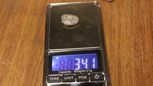 这块石头是钻石吗