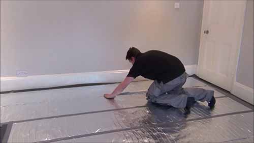 在地板下安装电地暖