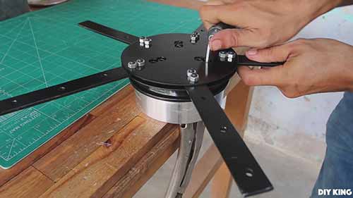 组装风力发电机