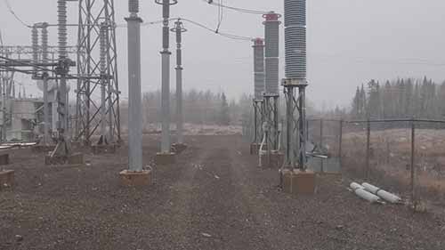 在变电站内工作