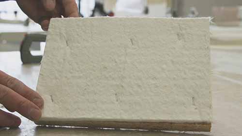 安装高性能绝缘材料