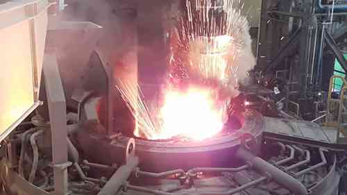 电弧炉中的电极视图