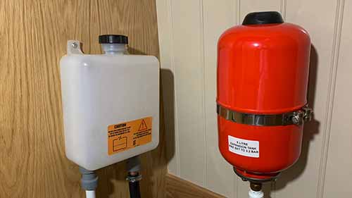 在小游船上安装管道和暖气装置