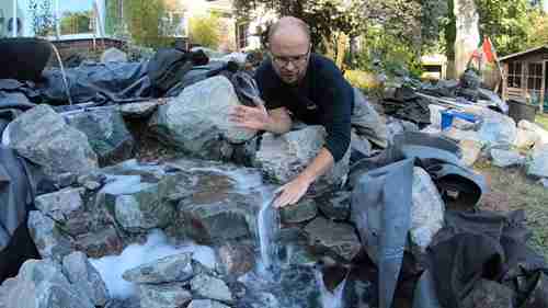 用岩石打造瀑布