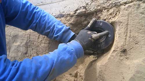 打造锦鲤池 13 管道固定与密封