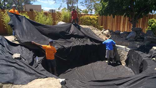 打造锦鲤池 15 铺设橡胶衬垫