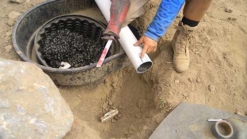 打造锦鲤池 20 修饰池塘边缘