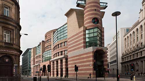 后现代建筑：“多即是多”