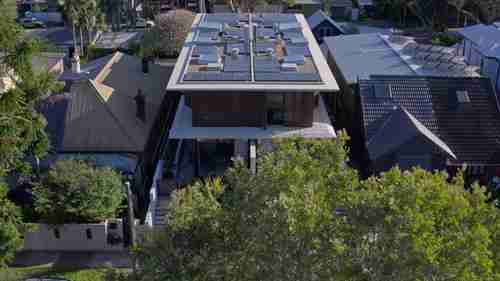 分成两个独特家庭的现代住宅