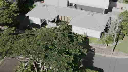 带有天然材料调色板的马来西亚风格之家