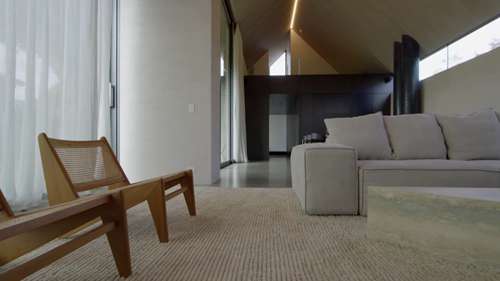 用木材、混凝土和石头建造的极简主义住宅