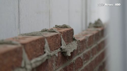 这个砌砖机器人砌墙速度比人快