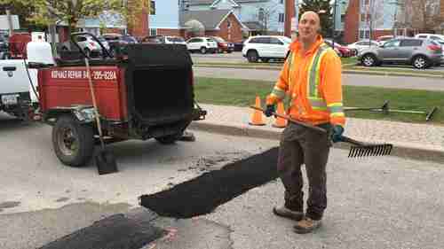 人工铺设沥青减速带