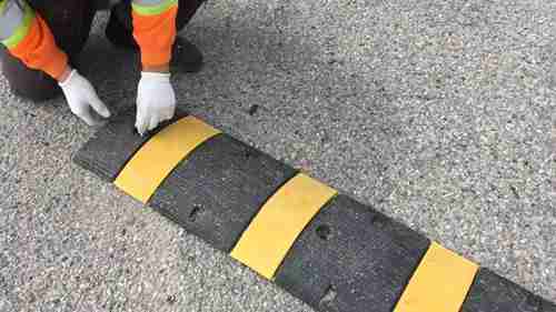 人工铺设橡胶减速垄