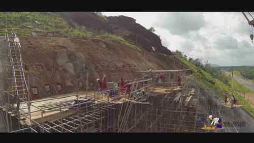 高速公路旁的护坡工程