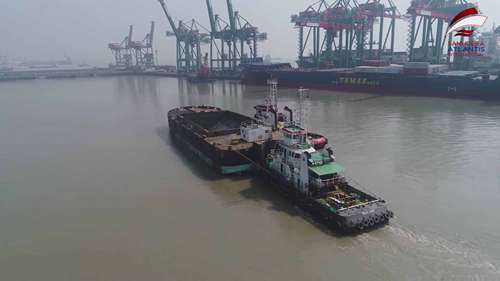 抓斗式挖泥船作业