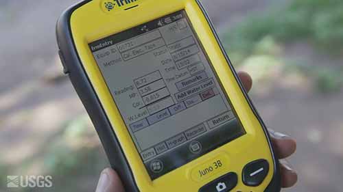 用绝缘胶布测量地下水位