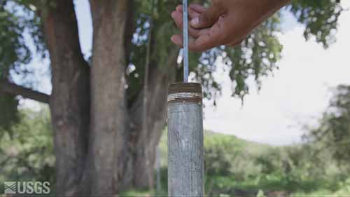 如何用卷尺测量地下水位