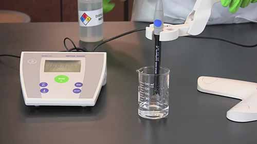 使用ph测量仪测定ph值