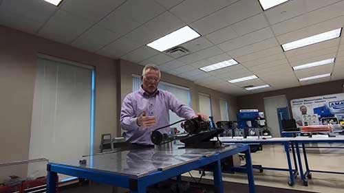 调整电机驱动上的V带张力