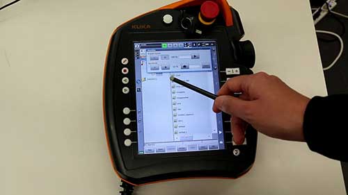 操作工业机器人