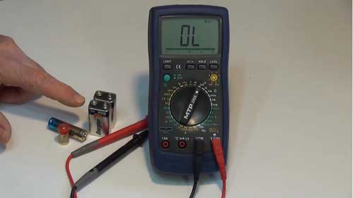 使用数字万用表测量直流电压