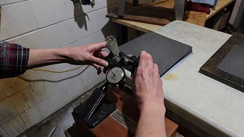 如何使用Ames硬度计