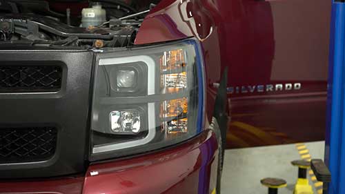 修理汽车的灯光系统