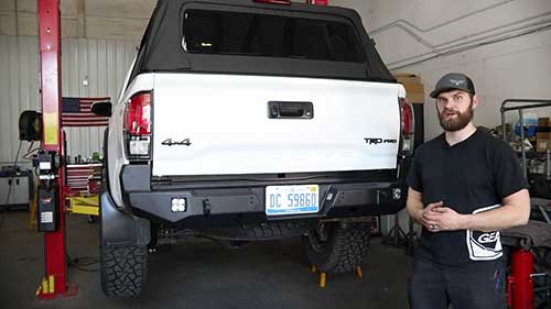 安装越野车后防撞保险杠