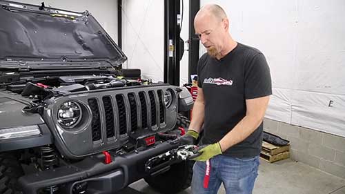 如何给越野车安装绞盘