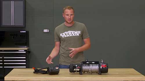 安装越野车绞盘