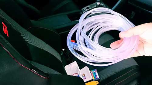 安装LED汽车氛围灯