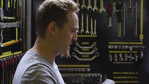 为宝马安装悬挂弹簧减震器