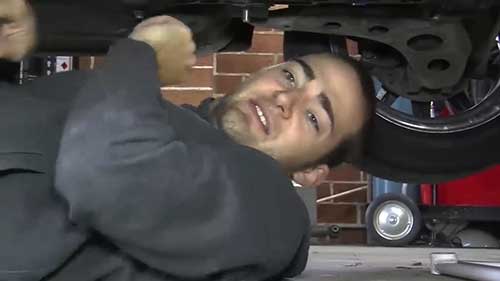 给汽车安装性能固件