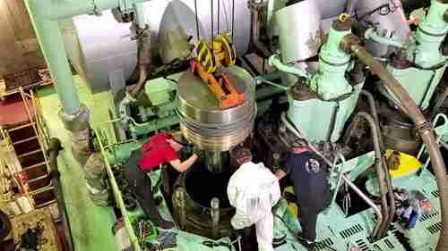 更换集装箱船发动机活塞