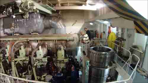 更换船用柴油机的活塞和气缸垫