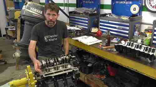 在船外机上安装曲轴